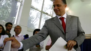 Geoană a venit singur la secţia de votare