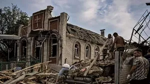 Războiul din Ucraina, ziua 106. Continuă bombardamentele / Moscova pregăteşte un atac-surpriză / Militarii ucraineni rezistă cu greu în estul ţării / La Mariupol, pensiile se plătesc în monedă rusească / Pro-ruşii din Doneţk i-au condamnat la moarte prin împuşcare pe străinii capturaţi / Când va avea loc procesul luptătorilor de la Azovstal / Zelenski, decret anti-Putin