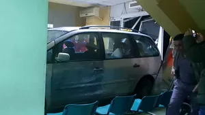 Poliţia l-a REŢINUT pe bărbatul care a provocat panică la Spitalul din Craiova, după ce a intrat cu maşina prin uşile de la intrare