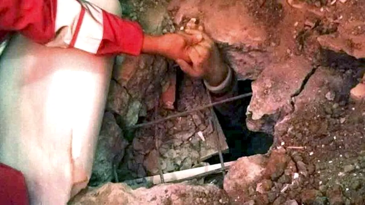 Salvare miraculoasă: Un bărbat a fost scos dintre dărâmături după trei zile de la alunecarea de teren din China - FOTO, VIDEO