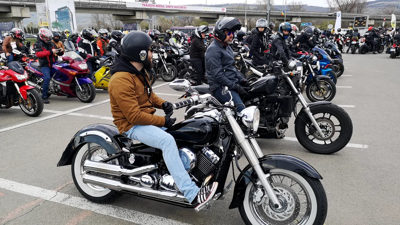 Convoi INEDIT de motociclişti în Ardeal: Vulnerabili la accidente, aceştia vor să „trăiască” în trafic, alături de maşini - FOTO