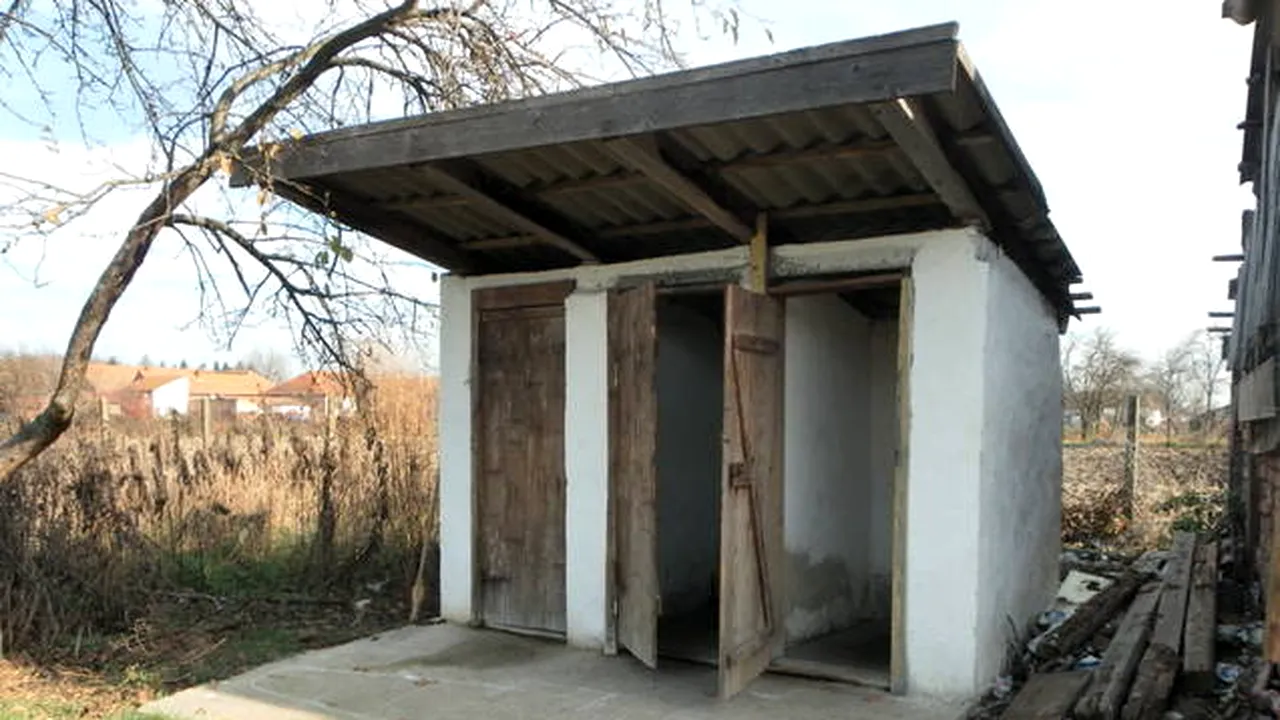 Şcoli cu WC-ul în curte. Peste 230.000 dintre elevii din România nu au toalete în interiorul şcolii. Cele mai sărace judeţe sunt Teleorman şi cele din regiunea Moldovei