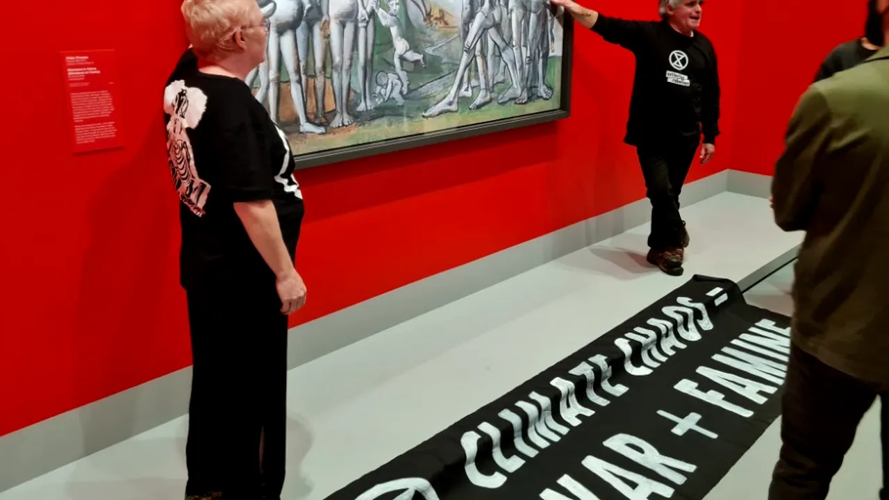 Doi activişti de mediu s-au lipit, la propriu, de un tablou al lui Picasso