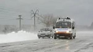Harghita: Trei răniţi după ce un microbuz s-a ciocnit cu un autocar