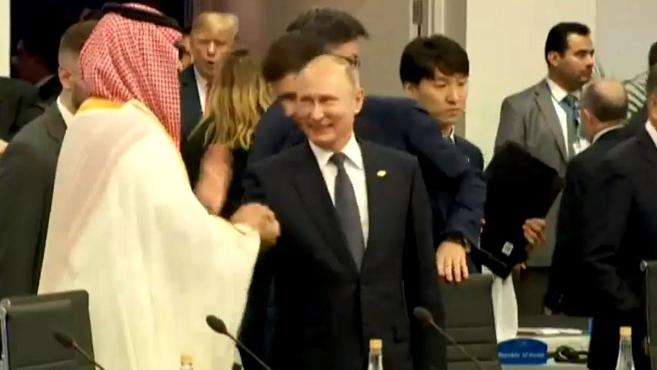 MOMENTUL în care Vladimir Putin l-a întâlnit pe controversatul prinţ saudit Mohammed bin Salman |  VIDEO