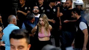 Erdogan s-a pus cu bătaia pe activişti: zeci de arestări la Istanbul. Localnicii au făcut zgomot cu tigăile
