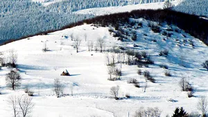 Zăpadă de câţiva centimetri în Munţii Parâng, unde de cinci ani nu a mai nins în luna mai