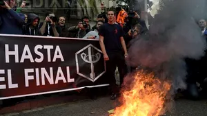 Cinci persoane arestate în Catalonia, după ce au provocat distrugeri într-o secţie de votare