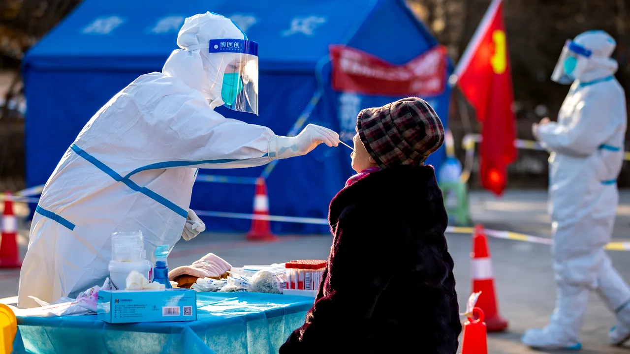 Numărul cazurilor de SARS-CoV-2 creşte în China. Autorităţile au închis parcurile şi muzeele