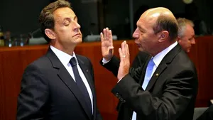 Fotografia Băsescu-Sarkozy şi cea cu tânăra care a plonjat cu pianul în Dâmboviţa, în The Independent