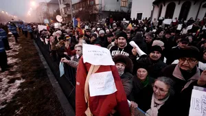 Sesizare în cazul protestatarului care a adus o cucuvea la protestul din faţa Palatului Cotroceni