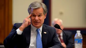 Şeful FBI: Rusia continuă acţiunile pentru influenţarea scrutinului prezidenţial prin denigrarea lui Biden
