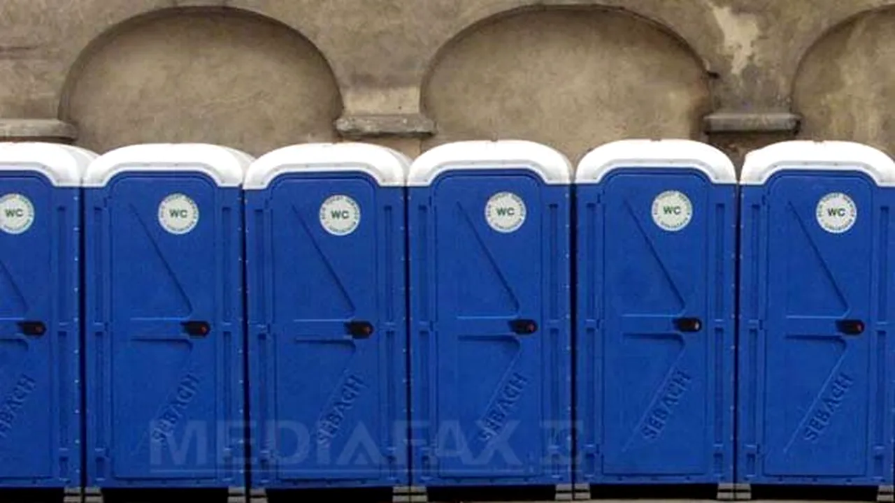 Patru toalete ecologice, instalate vizavi de sediul de campanie al lui Băsescu. Dorel Onaca, jurnaliştilor: Folosiţi-le cu încredere