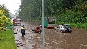 Inundaţie la intrarea pe Valea Oltului, după Codul roşu 
