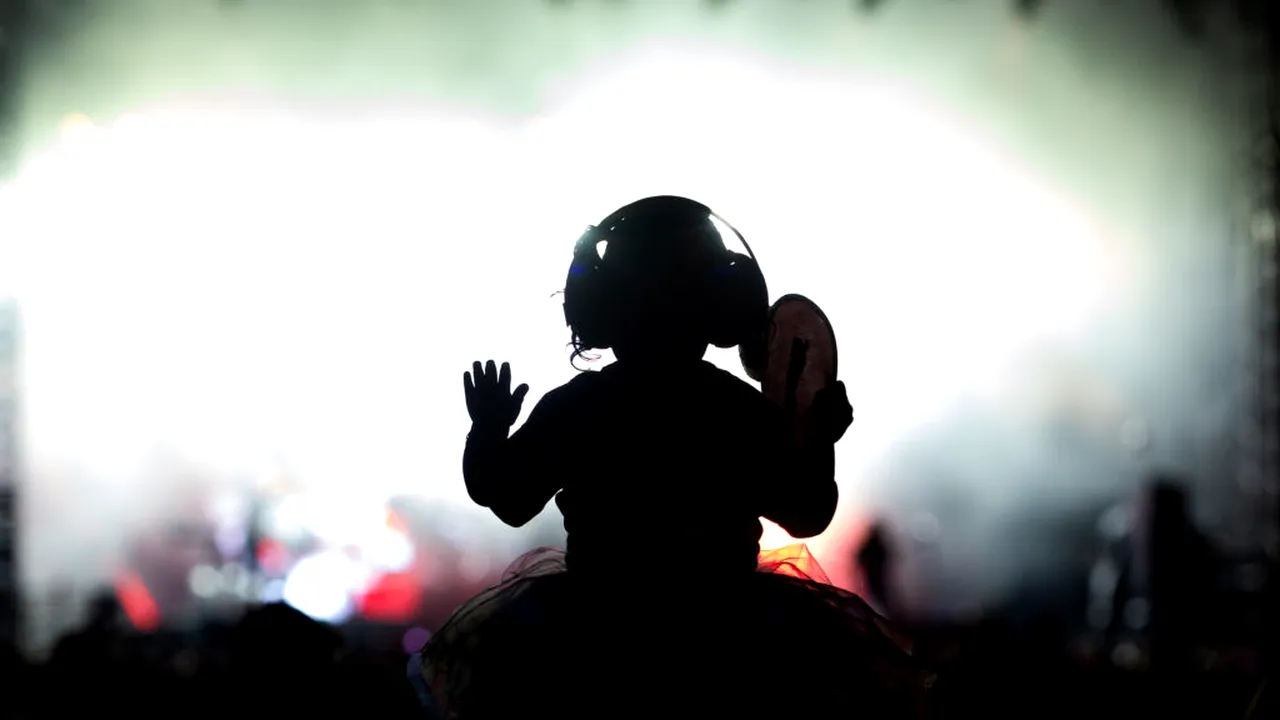 Căștile cu fir revin în atenția publicului: Motivele pentru care tot mai mulți tineri renunță la Bluetooth