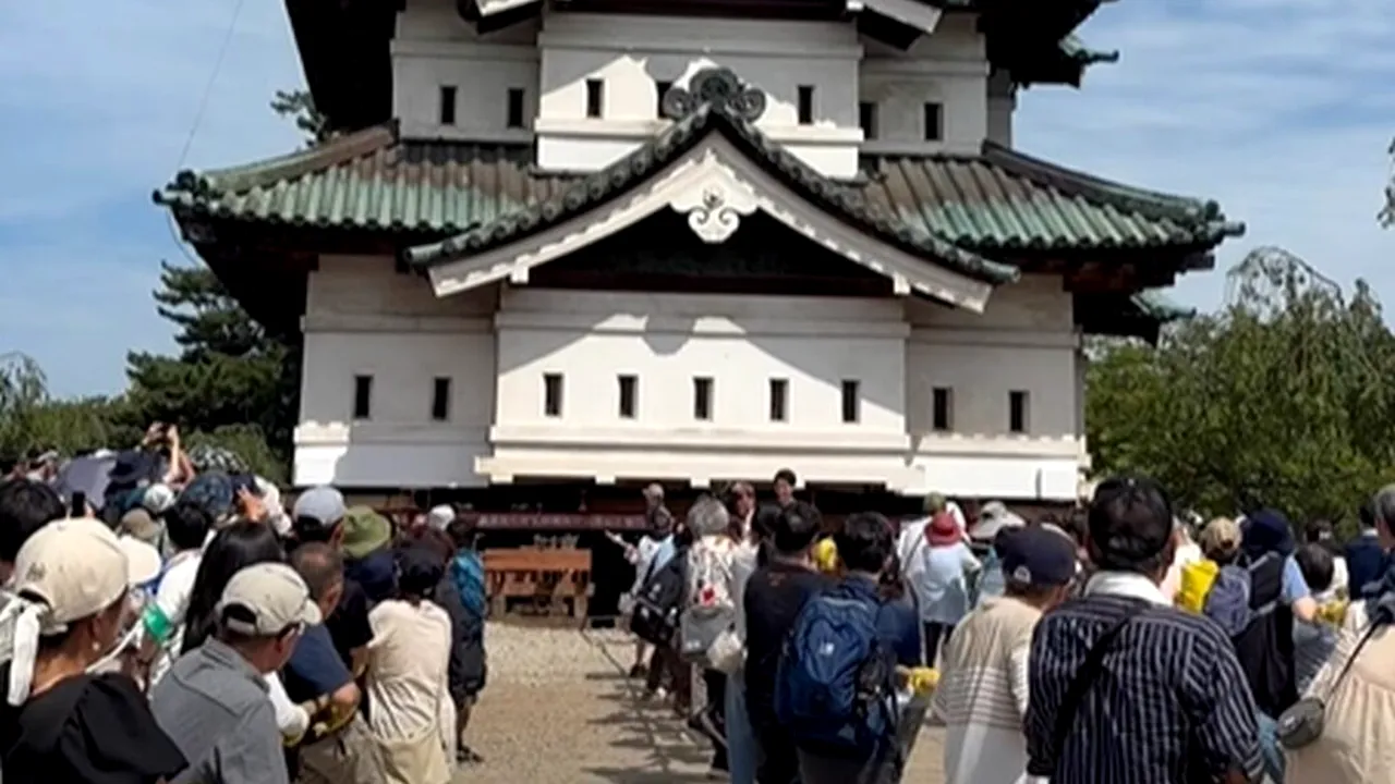 Un castel de 360 de tone, mutat cu frânghiile în Japonia. 1.800 de oameni au pus umărul la operațiune