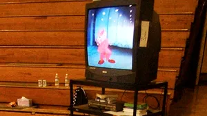 Ce păţeşte copilul tău dacă se uită mai mult de două ore la televizor?