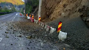 Circulaţia pe centura Călimăneşti, oprită din nou din cauza căderilor de pietre de pe versanţi