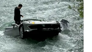 Un Ferrari de 400.000 de euro a ajuns în mijlocul unui râu