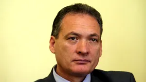 Un senator PSD şi-a anunţat trecerea la PRU în ziua în care soţia a fost condamnată la închisoare