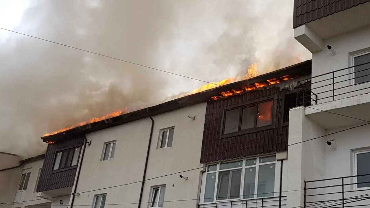 VIDEO Incendiu puternic în Murfatlar. Aproape 60 de persoane, evacuate dintr-un cămin