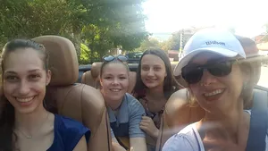 Carmen Iohannis, într-o decapotabilă alături de elevele ei, într-o excursie la Cisnădioara - VIDEO