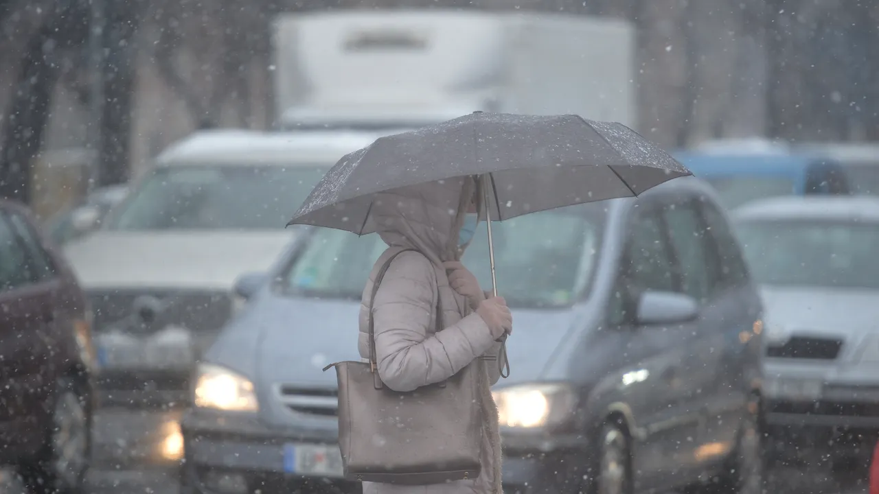 Aria precipitaţiilor se extinde. Ploile se transformă în lapoviţă şi ninsoare