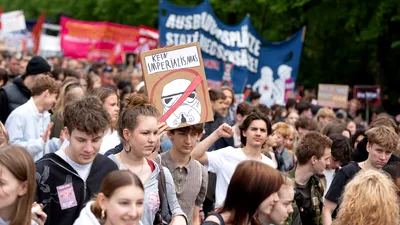 RĂZBOI „Bogații vor război – tinerii vor un viitor!” Protestul celor peste 50.000 de tineri din Germania împotriva recrutării obligatorii. Ce mesaj au pentru Merz