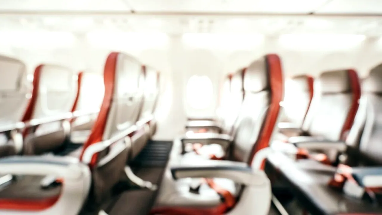 Mai poți lua gratuit un rucsac în avion? Ce reguli aplică liniile aeriene în privința bagajului de mână