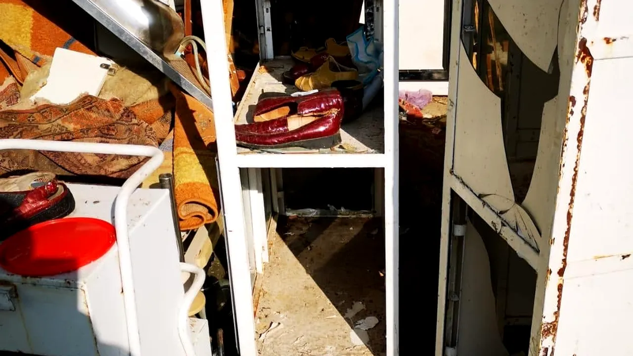 Dosar penal în cazul azilului închis în Timiş. Alţi trei bătrâni, găsiţi în condiţii improprii/ O femeie a murit. Familia spune că nu a primit tratamentul necesar