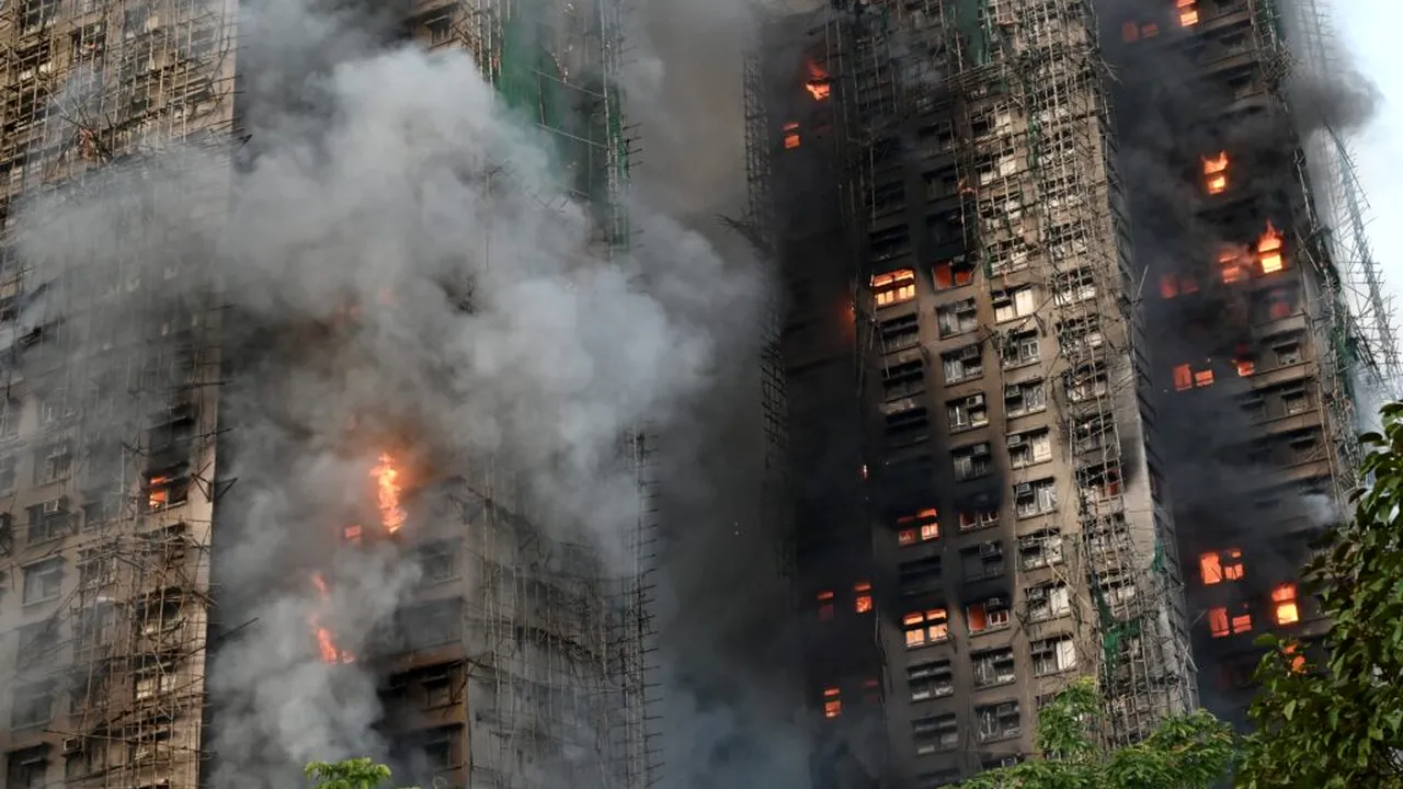 Zgârie-nori în flăcări în Hong Kong: 13 morți, oameni încă blocați