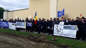 Circa 80 de angajaţi ai Penitenciarului din Timişoara au protestat. Ei cer demisia ministrului Raluca Prună - FOTO/VIDEO