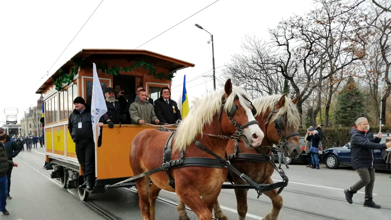 Paradă cu tramvaie de epocă, la Timişoara. Mesajul premierului, huiduit | GALERIE FOTO