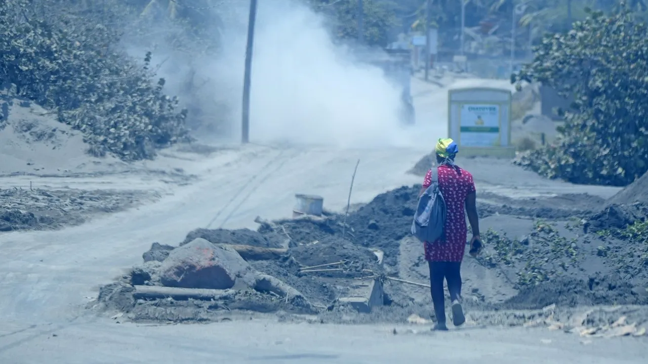 FOTO Peisaj apocaliptic. Locuitorii insulei Saint Vincent nu îşi mai recunosc casele după erupţia vulcanului La Soufrière
