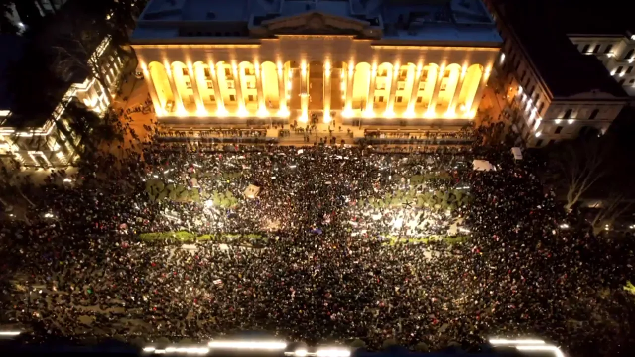 Proteste în Georgia, ziua 2. 40,000 de protestatari au înconjurat parlamentul georgian/ Forţele de ordine trag cu gloanţe de cauciuc, tunuri cu apă şi gaze lacrimogene/ Un cap de porc tăiat a fost atârnat la parlament de către protestatari/ Ciocniri violente la Tbilisi