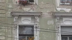 REPORTAJ: La Cluj, 60 de clădiri din centru trebuie renovate urgent, fiind un pericol pentru trecători - FOTO