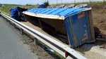 Autotren încărcat cu nisip, răsturnat pe A1 între Arad și Timișoara. Un bărbat a ajuns la spital