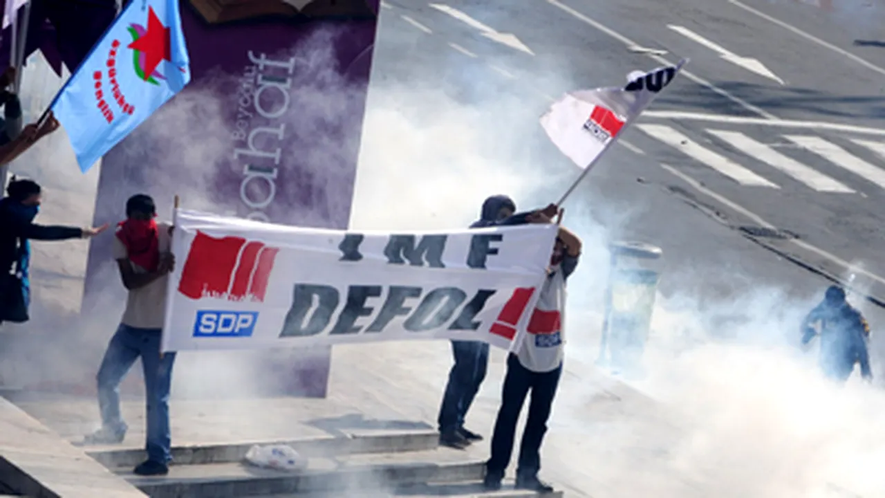 Manifestanţi împotriva FMI, dispersaţi la Istanbul cu grenade lacrimogene şi tunuri de apă - GALERIE FOTO