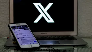 X testează o versiune gratuită a chatbotului Grok, dezvoltat de xAI
