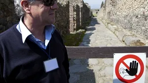 Un fragment dintr-o frescă din Casa lui Neptun din Pompei, furat de persoane neidentificate