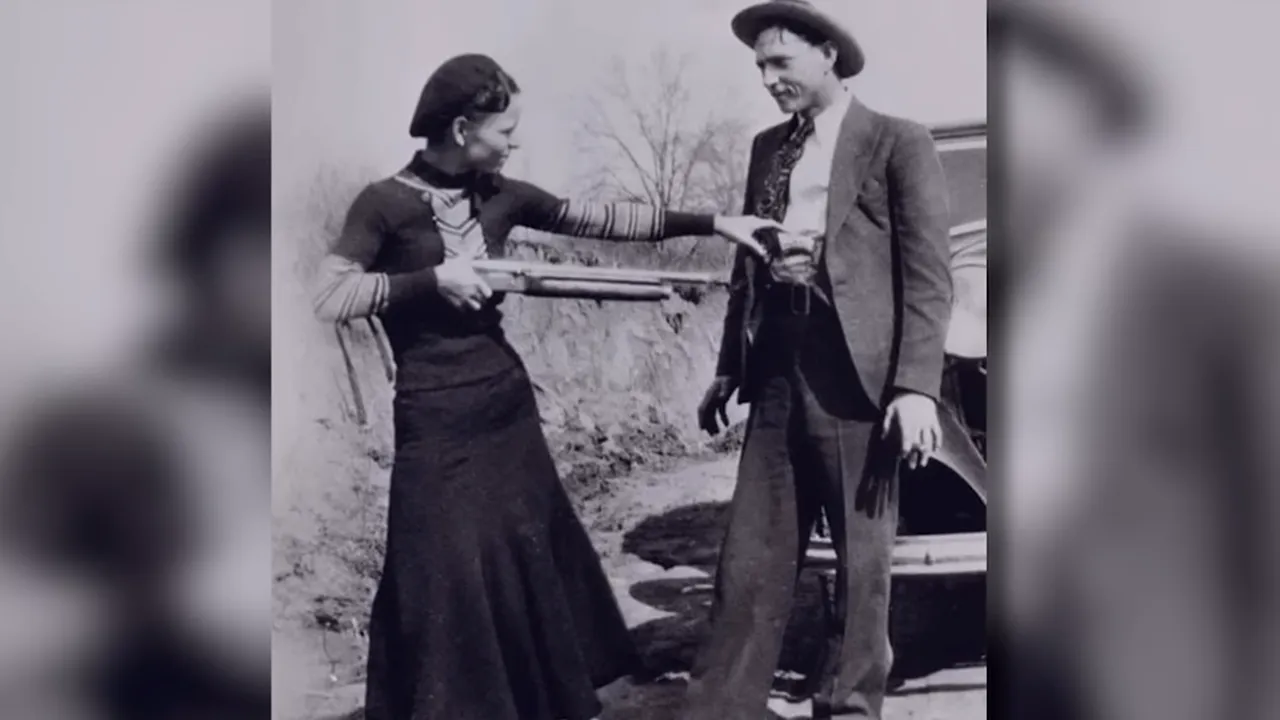 Celebrul cuplu de infractori Bonnie și Clyde, împușcați mortal pe 23 mai 1934