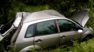Impact puternic între trei vehicule în Timiş: Un şofer a fost proiectat afară din maşină şi a murit