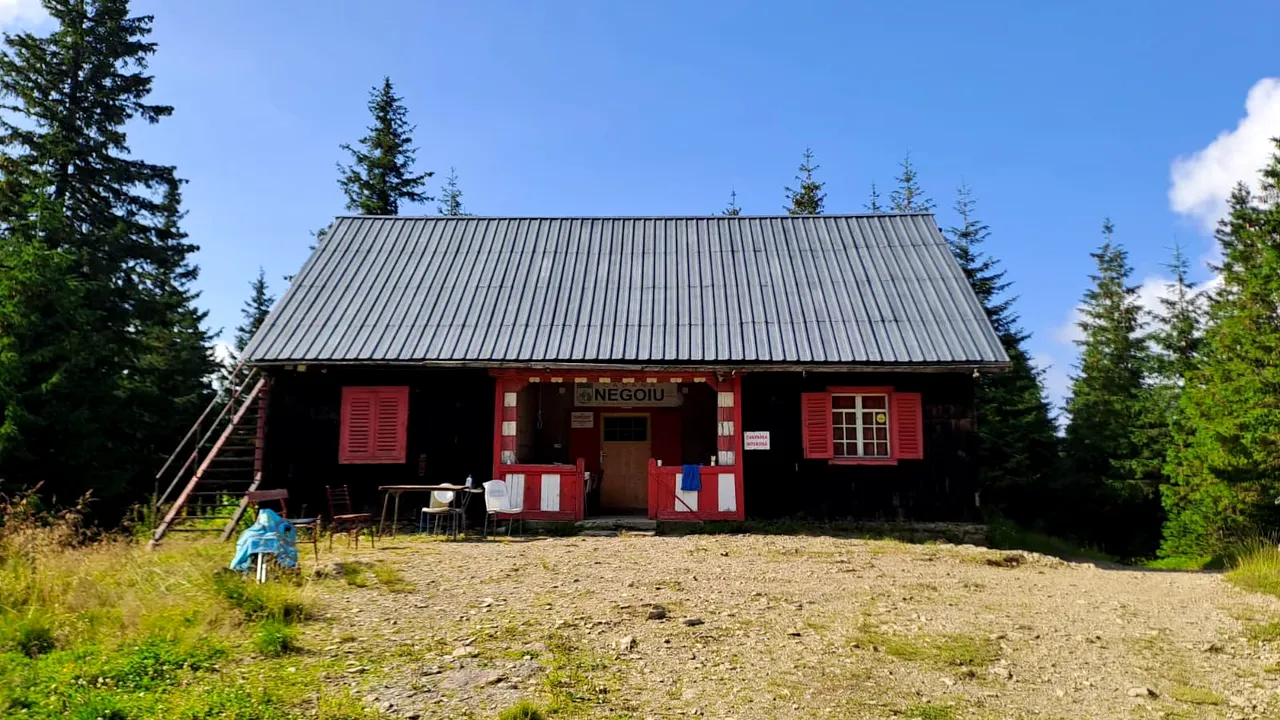 Prima cabană montană construită în România, în 1880, se află în judeţul Sibiu, la 1.540 m altitudine