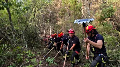 SOCIAL Misiune dificilă pentru pompierii români în Serbia. Au degajat 7 kilometri de drum pentru a ajunge la zonele afectate de incendii