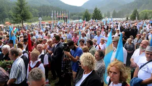 Peste 4.000 de persoane au participat la comemorarea soldaţilor secui de la Cimitirul din Valea Uzului. Şeful Consiliului Judeţean Harghita, apel la unitatea maghiarilor | FOTO