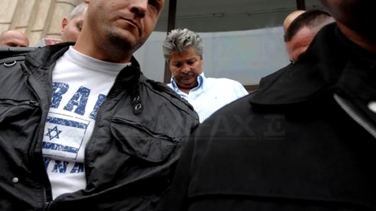 Poliţia precizează că s-a tras cu o armă cu bilă în pavaj, la percheziţia casei lui Vîntu