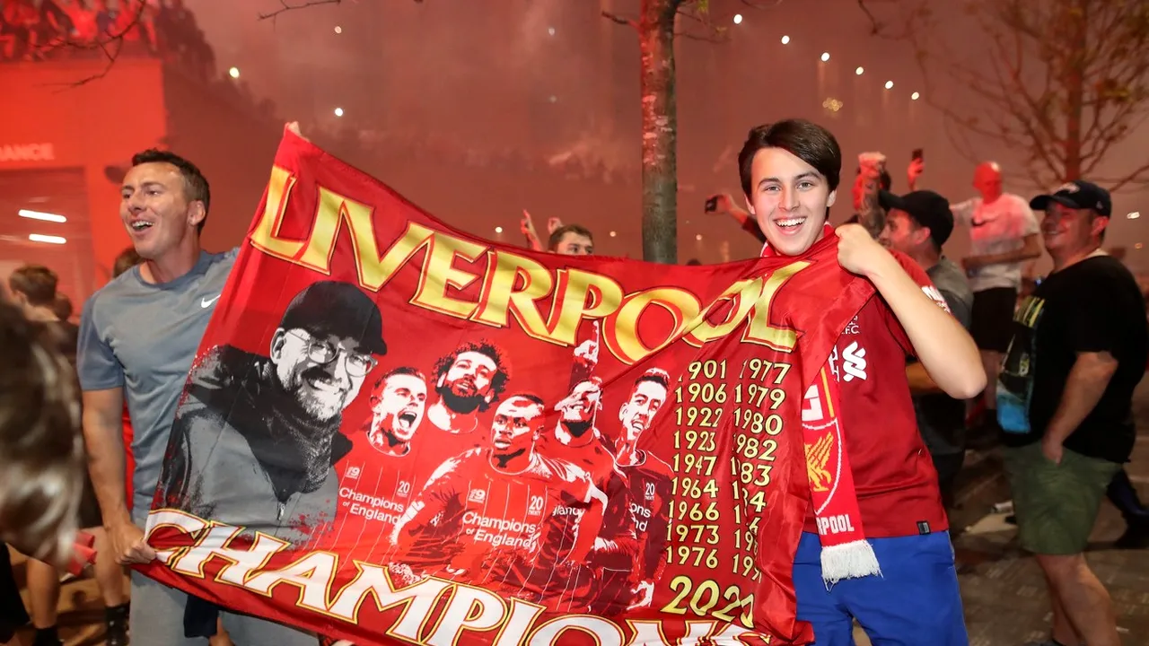 GALERIE FOTO | Zeci de fani au ieşit în oraş după ce Liverpool a devenit campioană. Suporterii au dat cu artificii şi nu au păstrat distanţarea socială