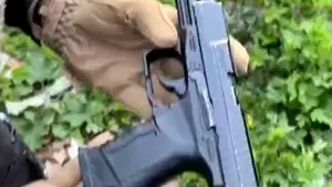 Percheziții în Botoșani după ce un bărbat s-a postat pe internet cu un pistol amenințând o persoană