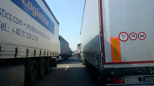 UPDATE: Incendiul din sudul Capitalei a fost stins. Pompierii au intervenit cu întârziere din cauza traficul blocat de protestul transportatorilor - FOTO/VIDEO