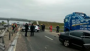 FOTO Patru persoane rănite în urma unui carambol pe autostrada Arad-Nădlac/ Muncitorul de la Drumuri a decedat la spital
